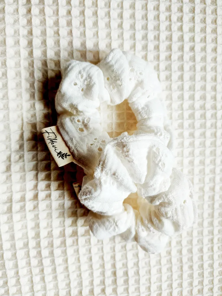 Petit Chouchou Blanc Brodé